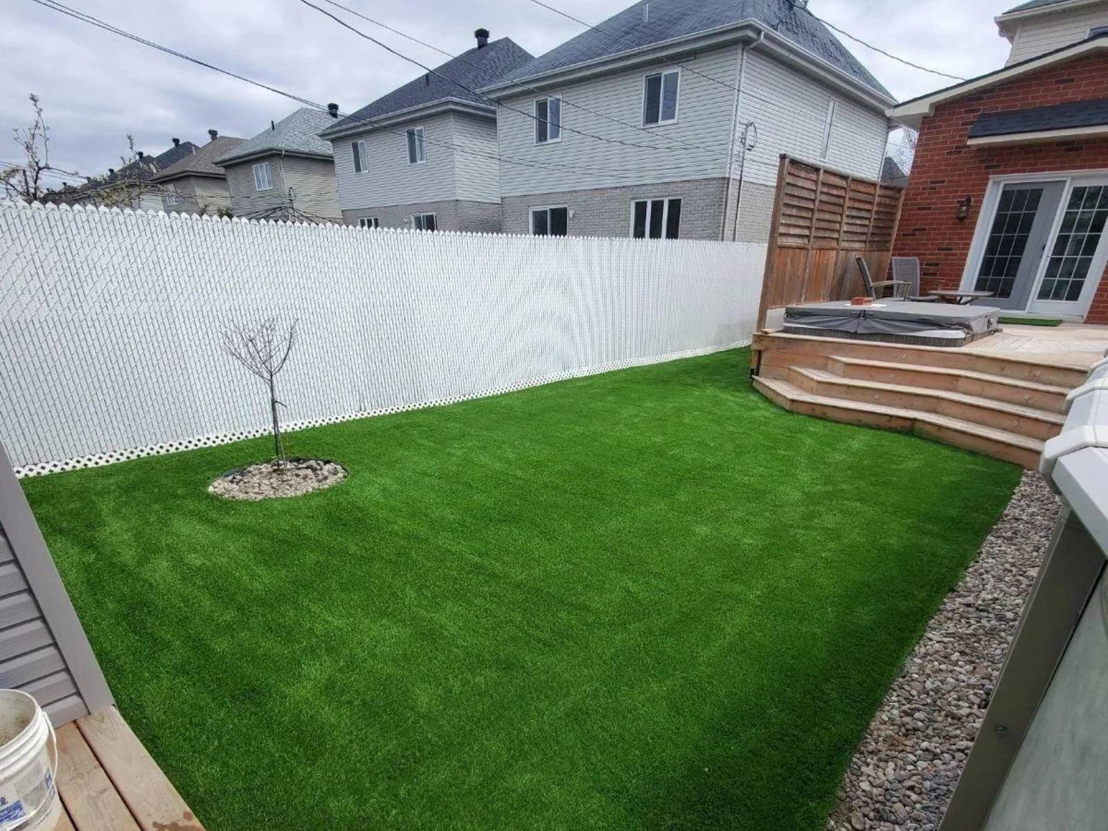 residential-artificial-turf-backyard-installation