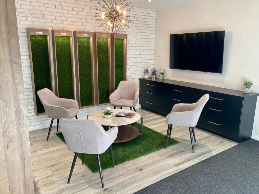 modern-office-waiting-area-green-wall-seating-1024x768